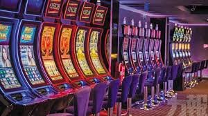 shan ko mee Slots ကစားနည်း လမ်းညွှန် မြန်မာ ကစားသူ slots ဂိမ်း spin နှိပ်နေသောမြင်ကွင်း