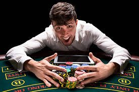 shan ko mee တိုက်ရိုက်ကာစီနို Baccarat table တွင် HD video ဖြင့် dealer ကဒ်ဖြန့်နေသောမြင်ကွင်း